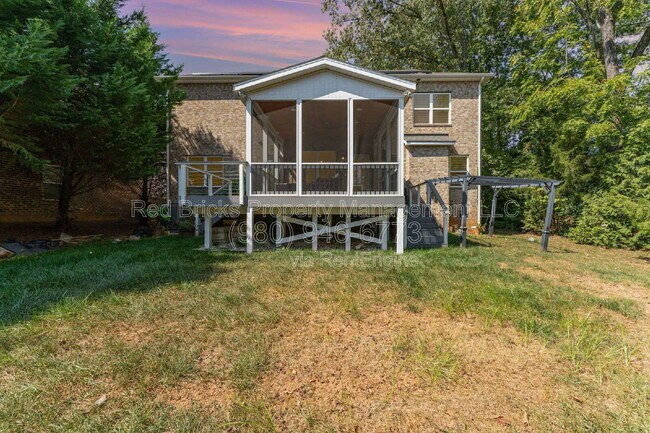 Building Photo - 139 Brackenbury Ln