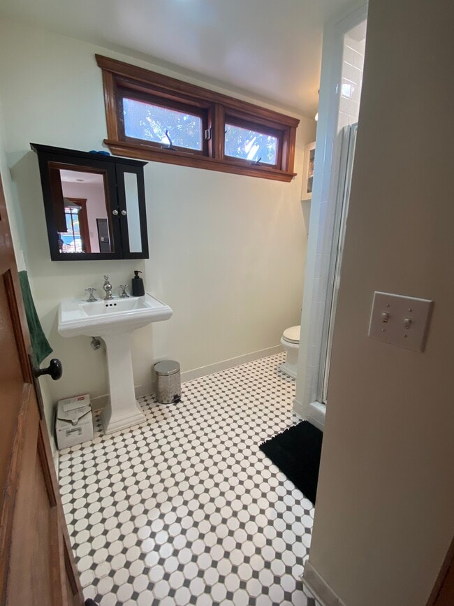 Private Bath - 13514 Bailey St