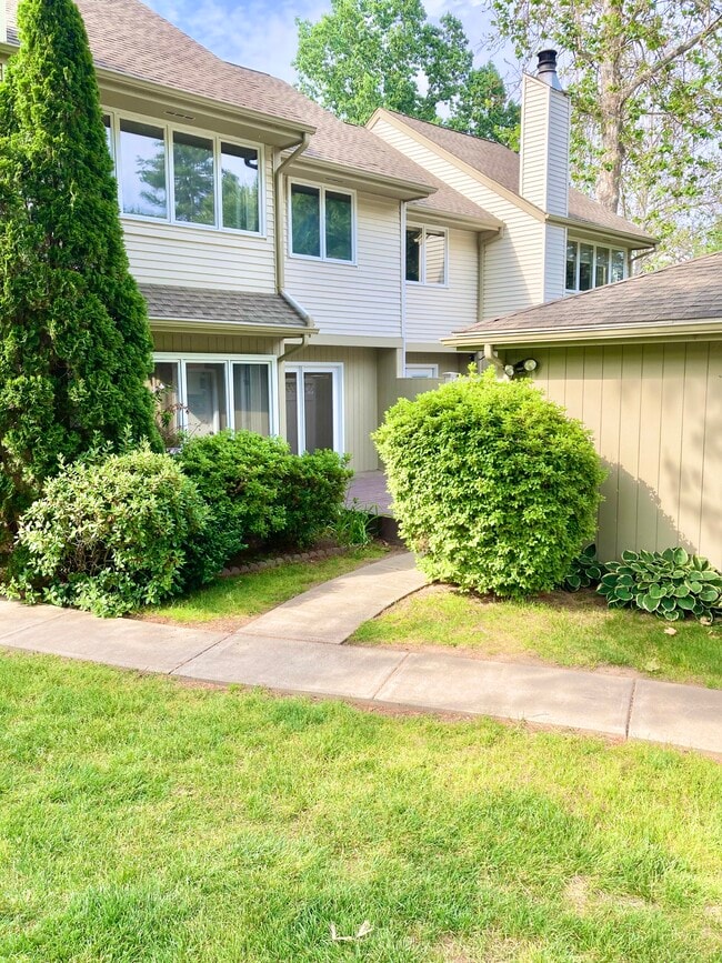 Primary Photo - 156 E Grayling Ln