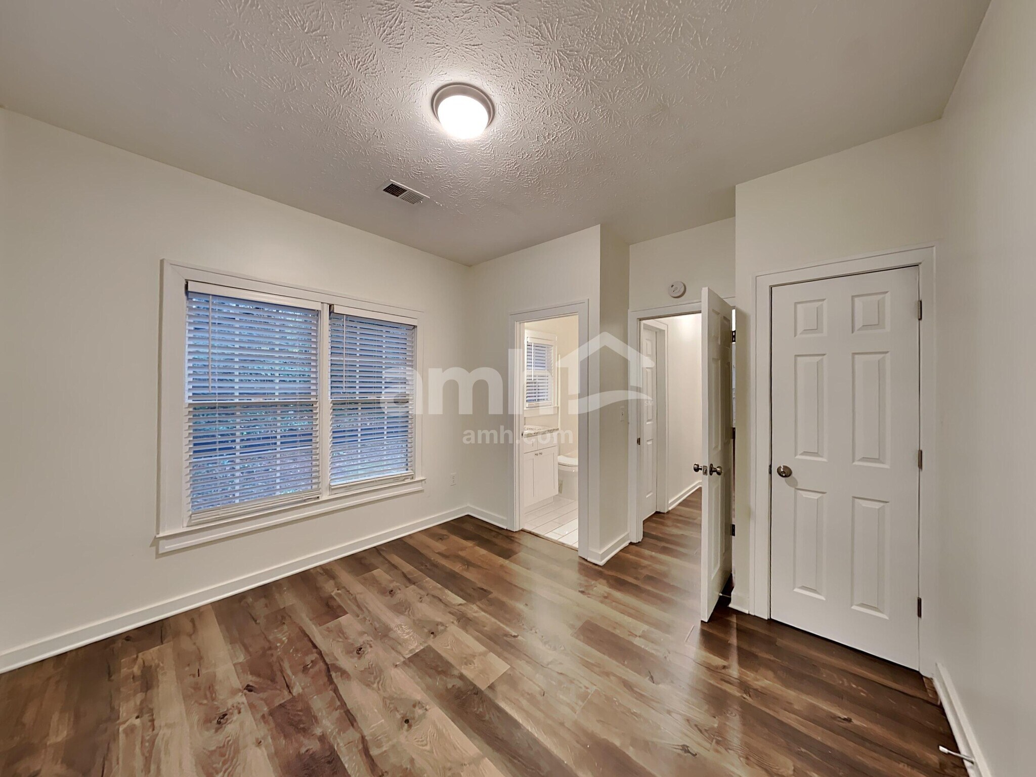 Building Photo - 3075 Kings Dr