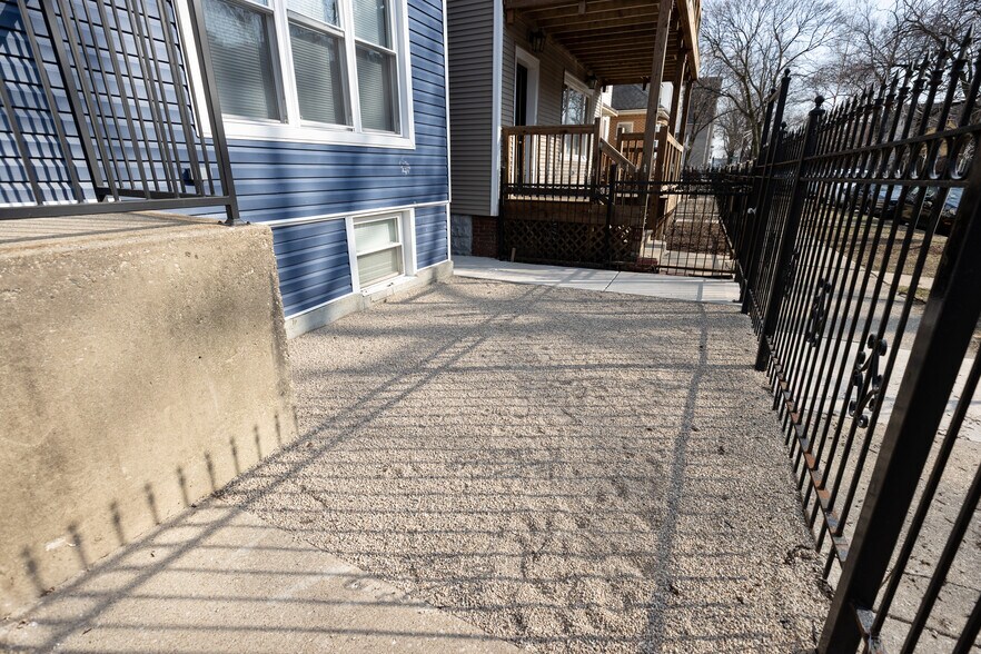 Building Photo - 2175 N Maplewood Ave