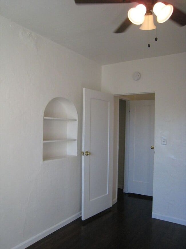 Building Photo - Duplex w/ yard and garage!