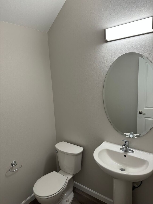 Building Photo - Brand New 3 Bed / 2.5 Bath Duplex! $250 Am...