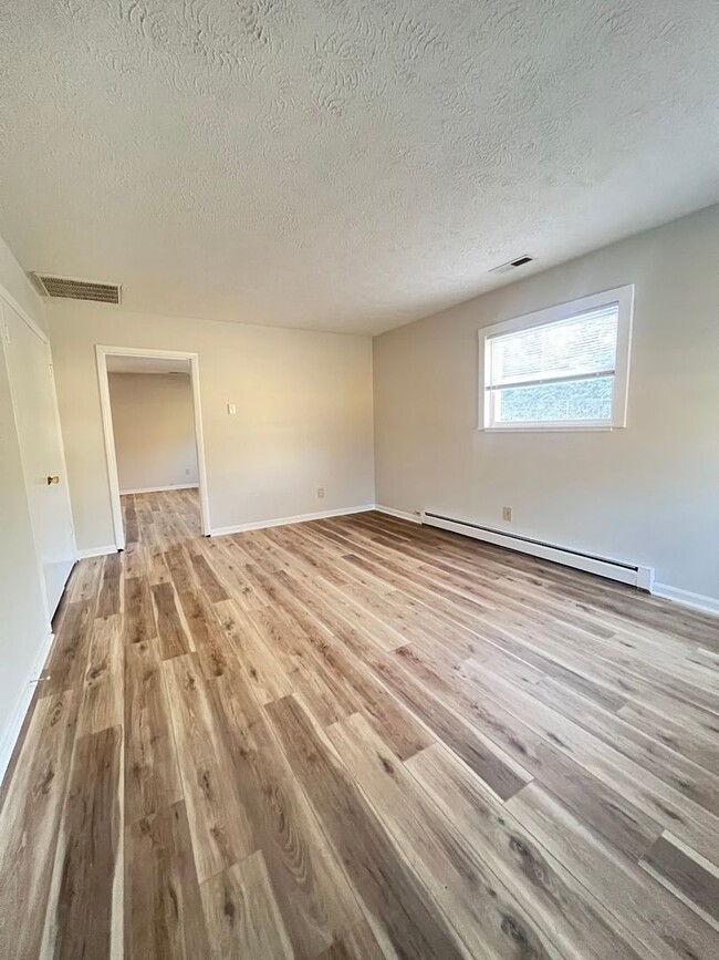 Building Photo - 3 Bedroom/ 1.5 Bath with large fenced in y...