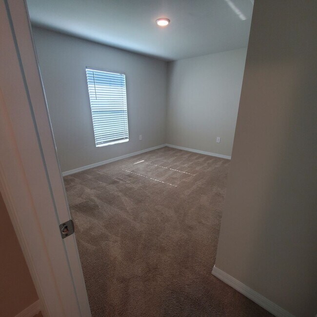 Building Photo - Spacious 4 Bedroom 2.5 Bath 2 Car Garage Home
