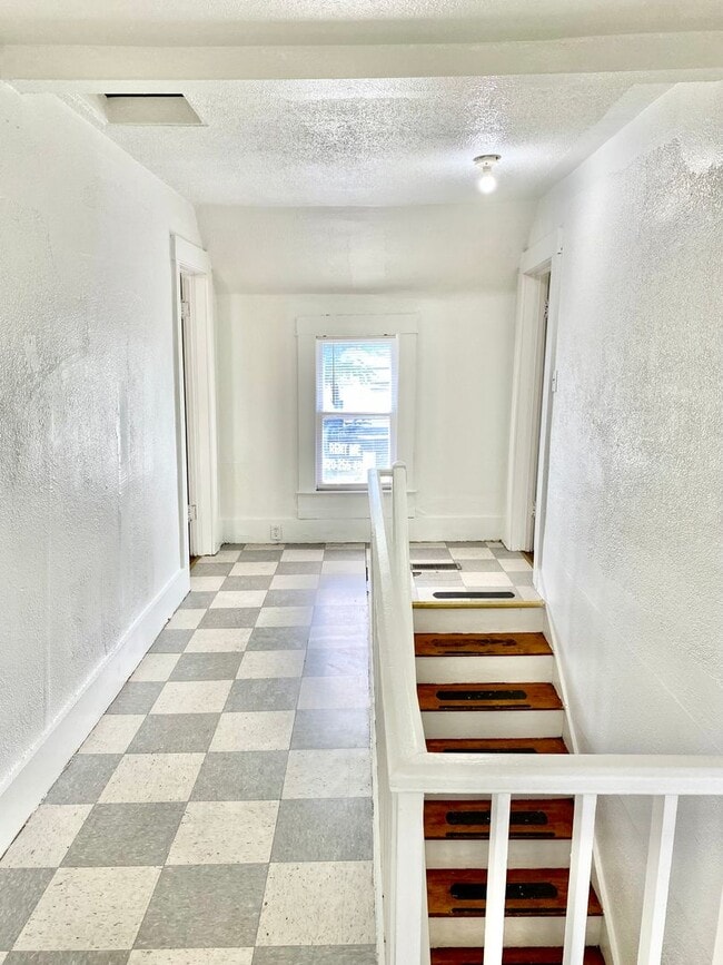 Building Photo - Four bed/1 Bath House Close to Down Town D...