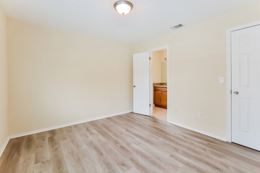 Building Photo - 748 Tomlinson Terrace
