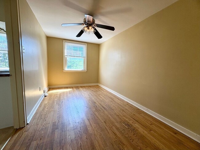 Building Photo - 3 Bedroom 1 Bath Available in Harrisburg!