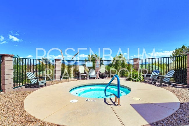 Building Photo - Gorgeous 3-bedrooms, 2-baths home in the b...