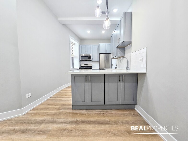 Building Photo - 428 W Belden Ave