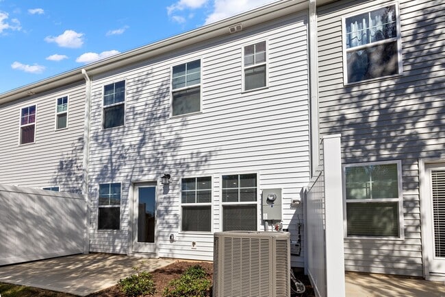 Building Photo - 130 Paramount Dr