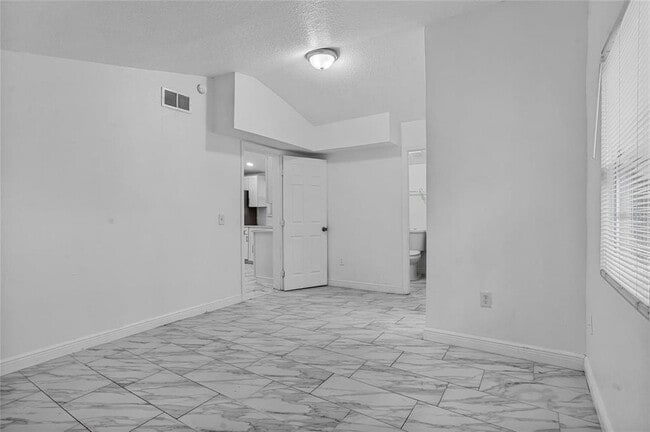 Building Photo - 906 Celery Ave