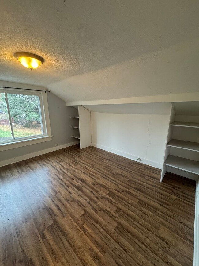 Building Photo - Spacious Private Oasis - 3 Bedroom 2 Bathr...