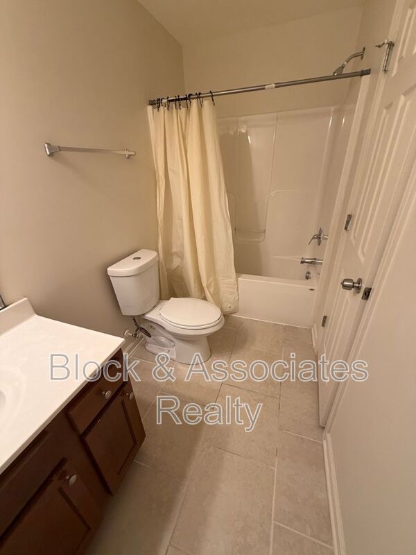 Building Photo - 832 Central Park Ave