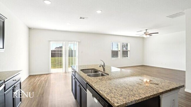 Building Photo - 466 London Dr