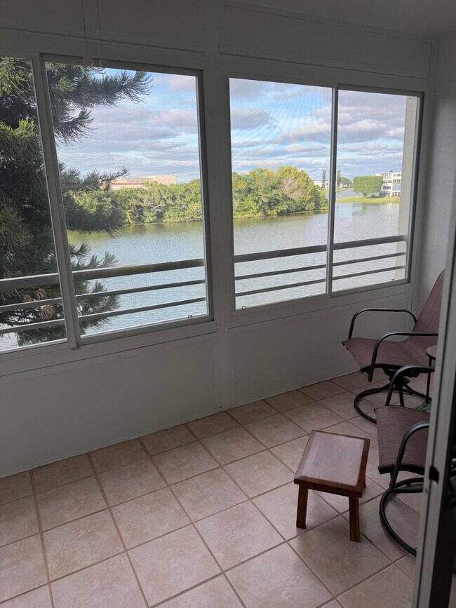 Building Photo - 3062 Ainslie Dr