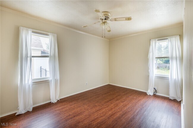 Building Photo - 1303 Dartmoor Ave