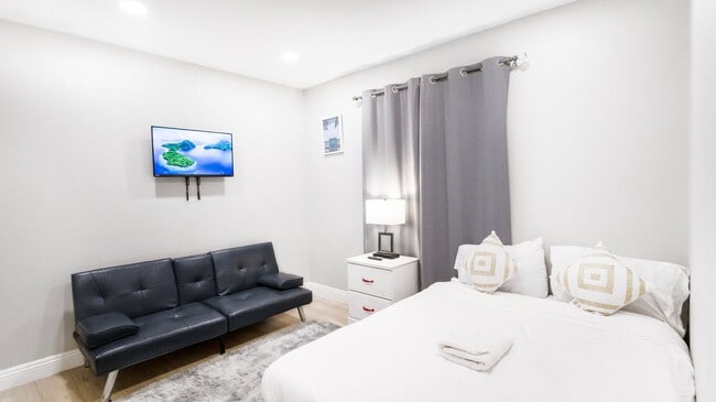 Building Photo - 1059 Gillespie Dr