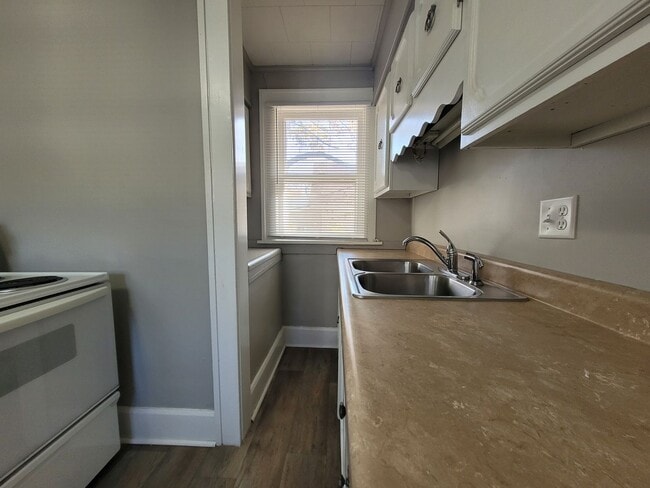 Building Photo - 2 Bedroom, 1 Bathroom home with hardwood!