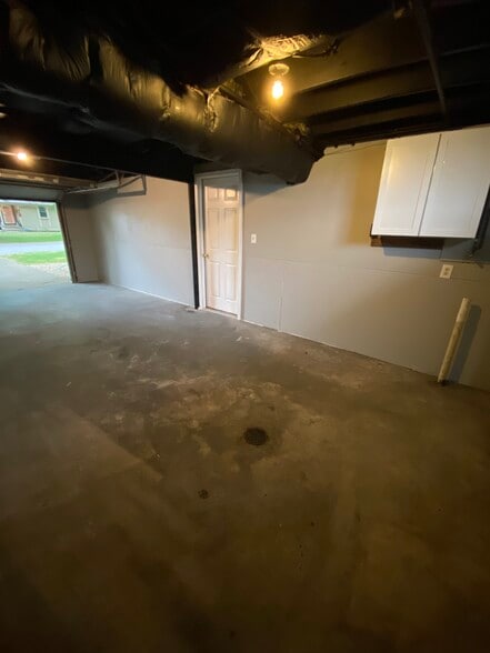 Building Photo - 1615 NE White Dr
