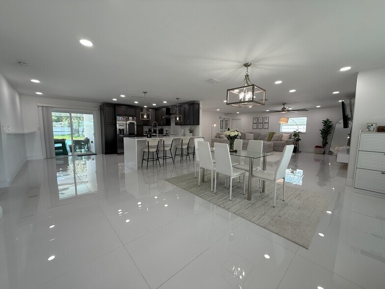 Building Photo - 2641 Miranda Way S