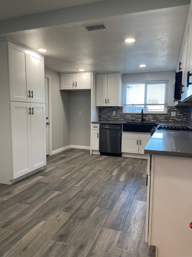 Newly updated kitchen - 25506 Lomas Verdes St