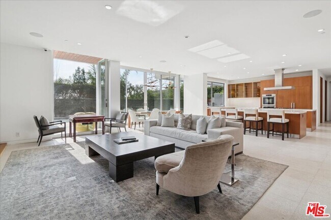 Building Photo - 1232 Sunset Plaza Dr