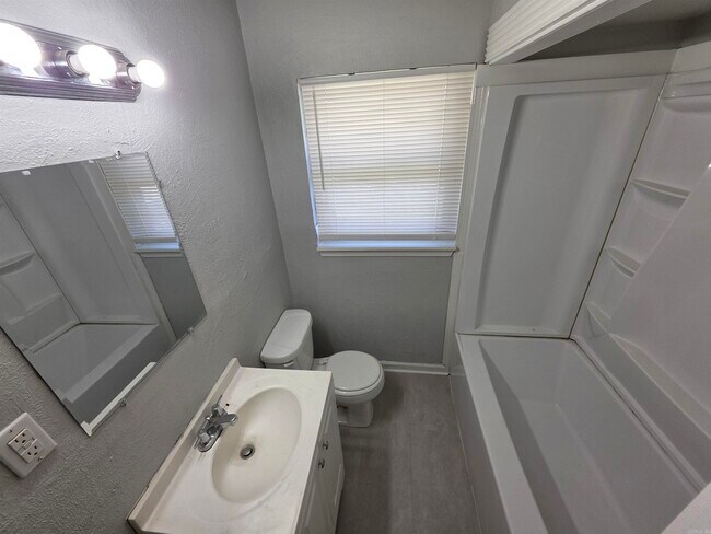 Building Photo - 3805 Mellene Dr