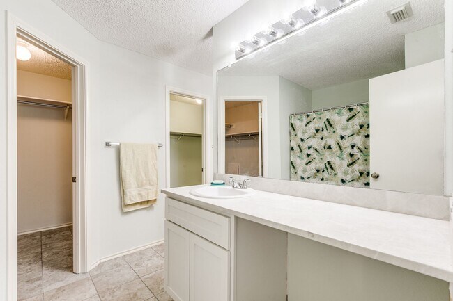 Building Photo - SPACIOUS 4-BEDROOM HOME IN PARKWOOD