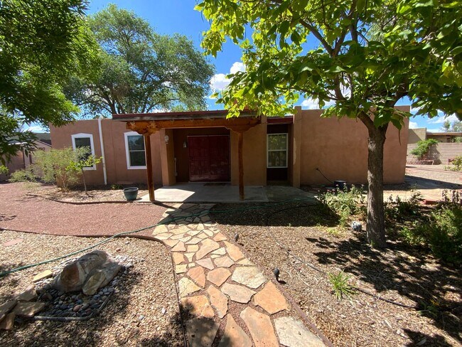 Building Photo - 3 Bedroom Single Story Home Available Near...