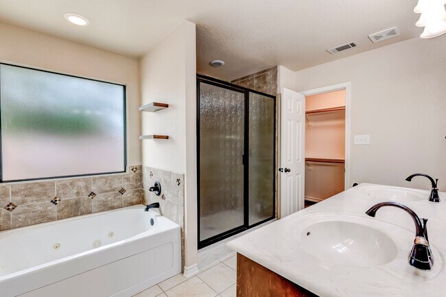 Building Photo - 2405 Coy Dr