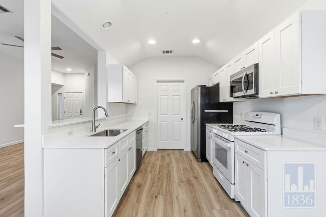 Building Photo - 606 Colonial Park Blvd