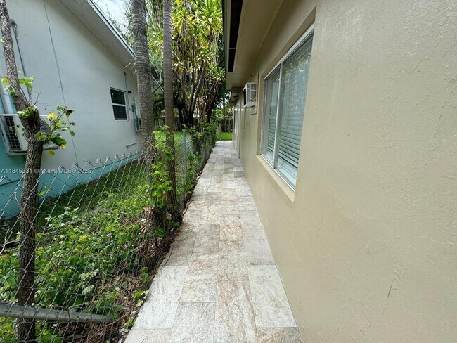 Building Photo - 930 SW 29th St