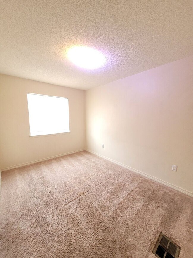 Building Photo - 647 Virginia Oak Ct