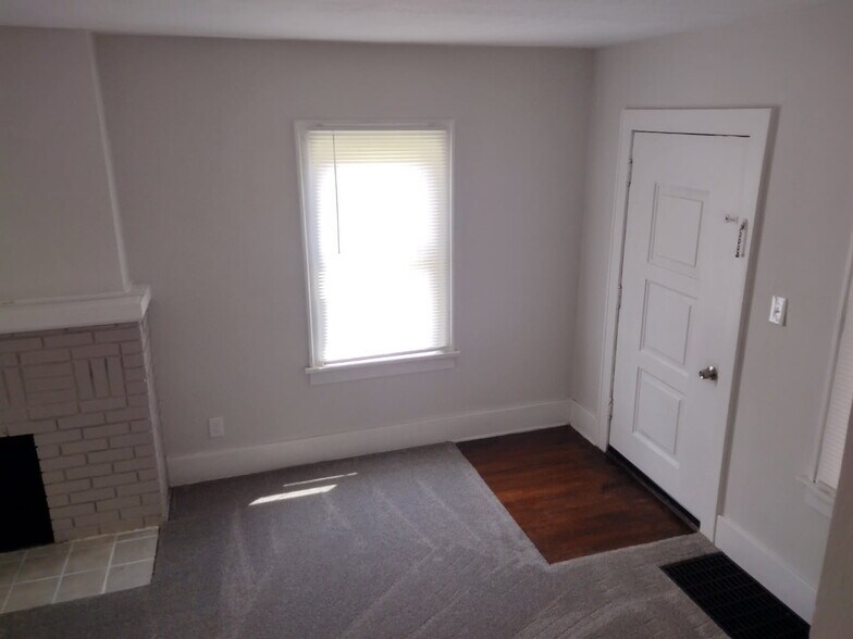 Building Photo - 507 E Archwood Ave