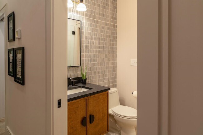 Building Photo - 612 W 8th Ave