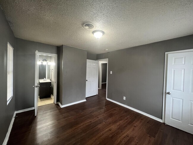 Building Photo - 5504 Wheaton Dr