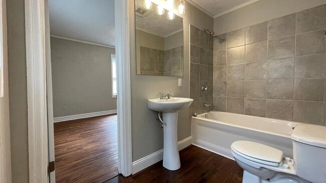 Building Photo - Updated 2 bed/1 bath home!