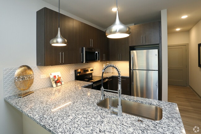 Building Photo - 680 E Algonquin Rd