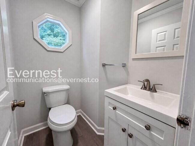 Building Photo - 4 Bed/2.5 Bath with Fenced Yard & Garage / Pet-Friendly