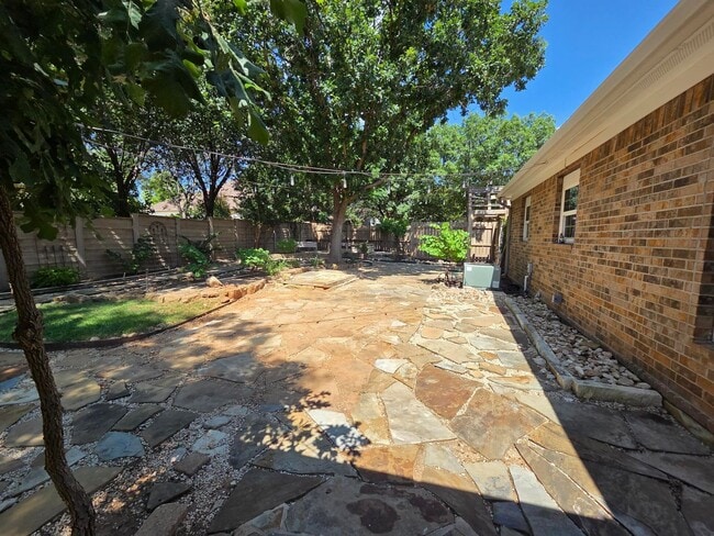 Building Photo - 2150 Hedgestone