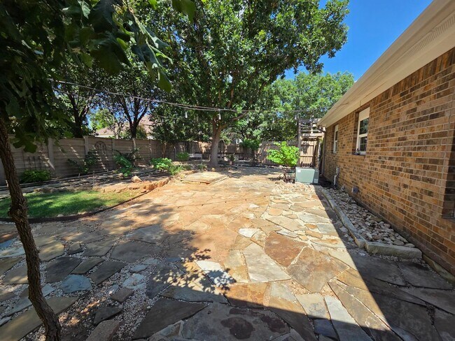 Building Photo - FOR LEASE!! Great location!