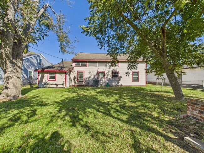 Building Photo - 3814 Luca St