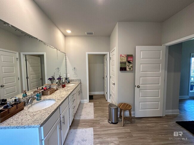 Building Photo - 12941 Sanderling Lp