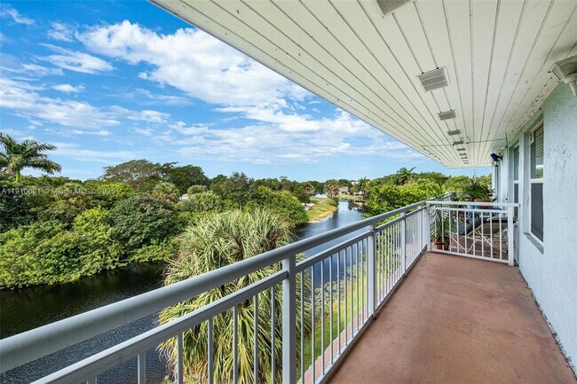 Building Photo - 405 S Pine Island Rd