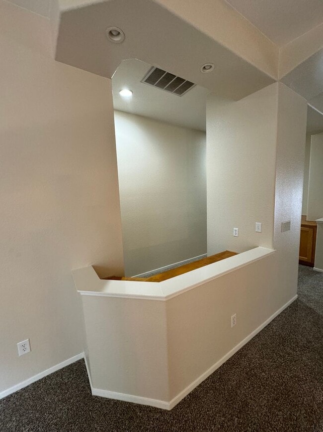 Building Photo - Roseville home available Nov 15th. -artifi...