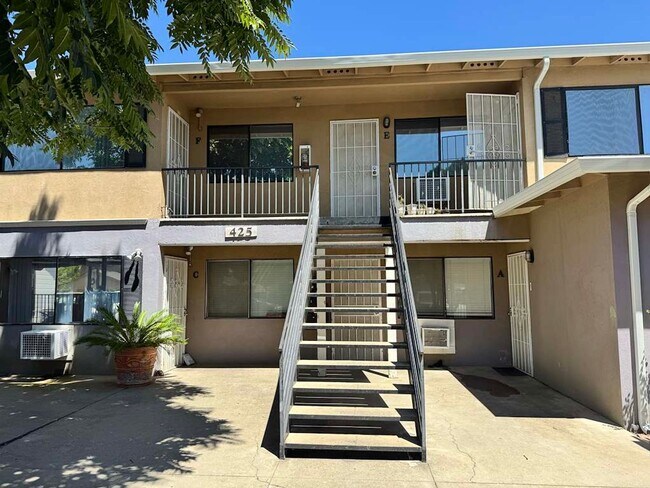 Building Photo - 2 bedroom 1 bathroom Unit Available in Oakdale!