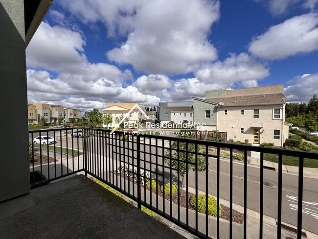 Building Photo - Updated 3bd/3ba North Natomas Townhouse