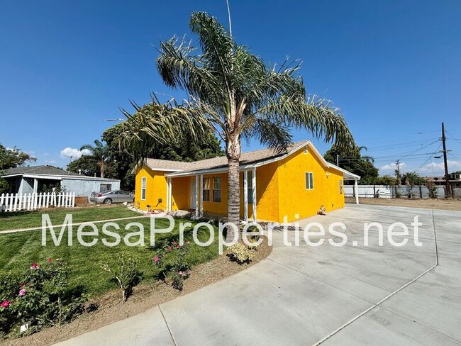Building Photo - 16059 Iris Dr