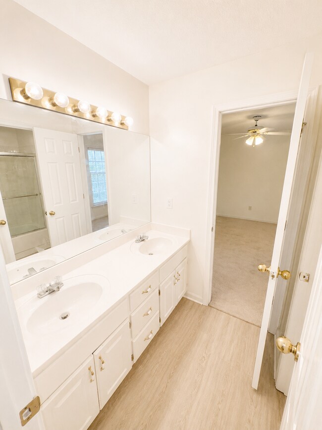 Building Photo - 4 bed/4.5 bath Overland Park Home with Multiple Entertainment Areas in Blue Valley